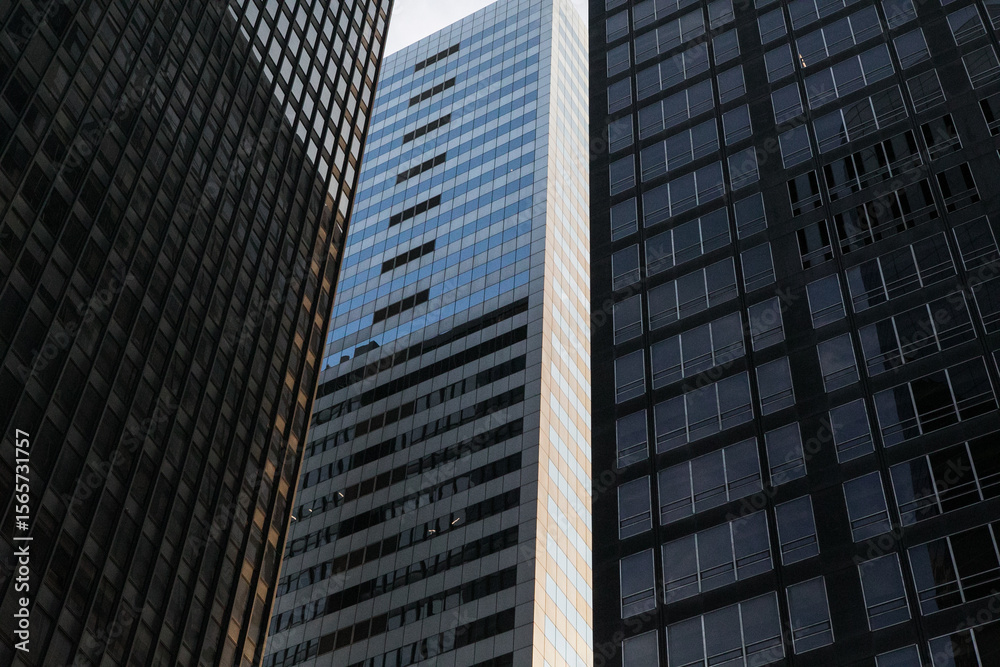Obraz premium Stunning view of modern skyscrapers in Midtown Manhattan, New York City, under a clear blue sky. architectural beauty of NYC.