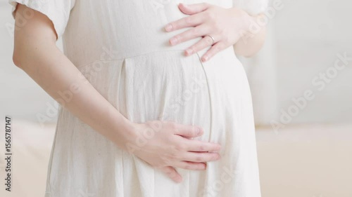 Wallpaper Mural お腹をさする妊婦　ライフスタイルイメージ	
 Torontodigital.ca