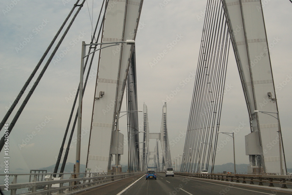 Fototapeta premium 鳴門海峡大橋のケーブルと海風