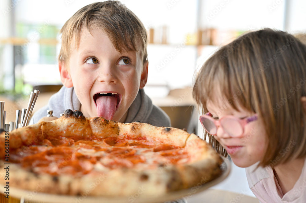 Kids eat pizza Kids eat pizza
