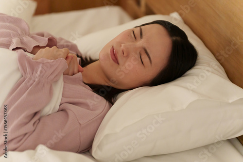 Canvastavla 夜ベッドで寝苦しい女性