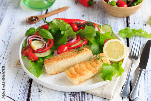 gebratener fisch mit grünen Salat