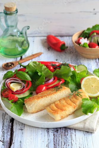 Gebratenes Fischfilet mit salat