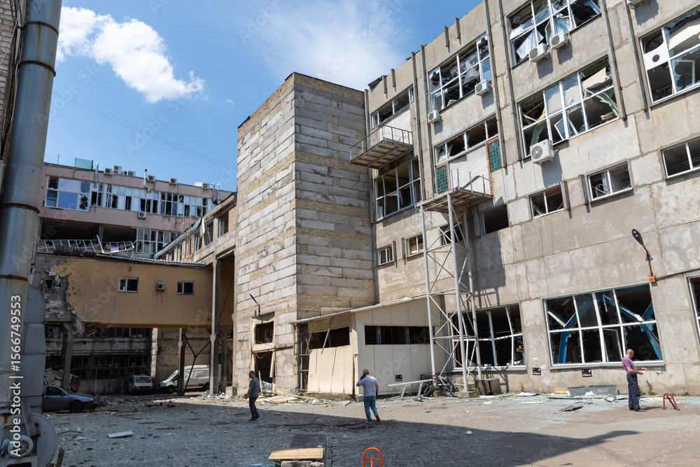 Obraz premium Damage to buildings in Kyiv following a recent air strike