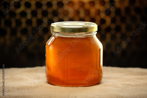 Frasco de miel de 1kilo cerrado con tapa dorada