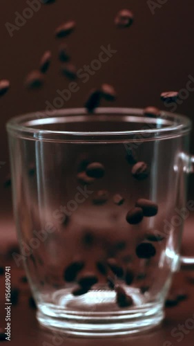 Gros plan de grains de café tombant et débordant d’un mug au ralenti, plan rapproché, macro, fond marron