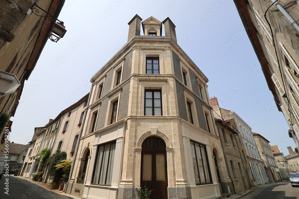 Obraz premium Bâtiment typique, vue de l'extérieur, village Le Dorat, département de la Haute Vienne, France