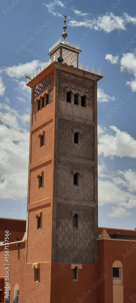 Fototapeta premium Architectural Splendor: The Mosque's Majestic Minaret