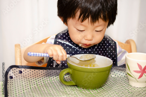 食事中の子供