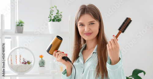 Young woman with round brus...