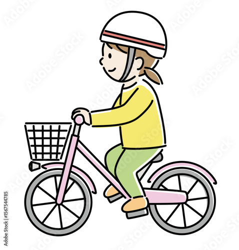 ヘルメットを被って自転車に乗る女の子2