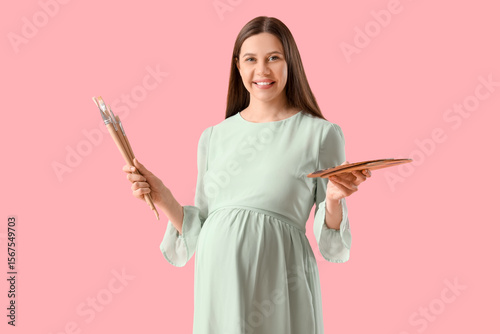Young pregnant female artis...