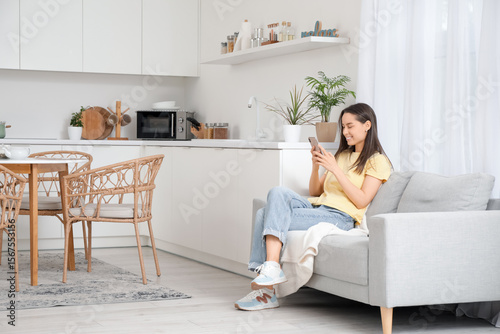Young woman chatting with m...