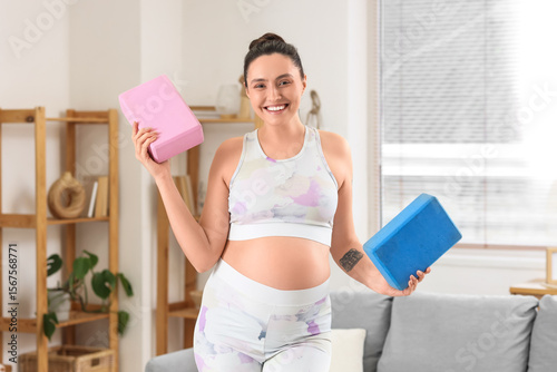 Sporty pregnant woman with ...