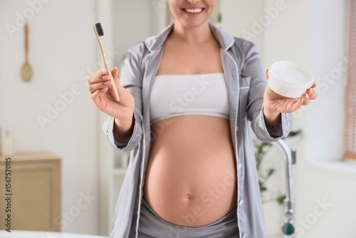 Pregnant woman with tooth b...