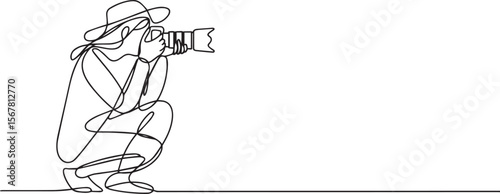  continuous line drawing of a photographer in crouching pose holding DSLR camera with telephoto lens in black and white style
