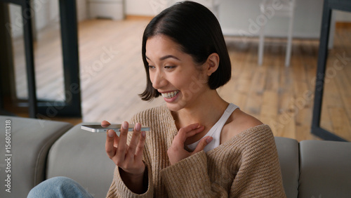 Foto Happy joyful smiling Caucasian hispanic woman girl homeowner lady female user re