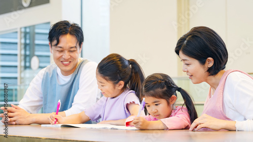 勉強する子供たちと見守るケアスタッフ