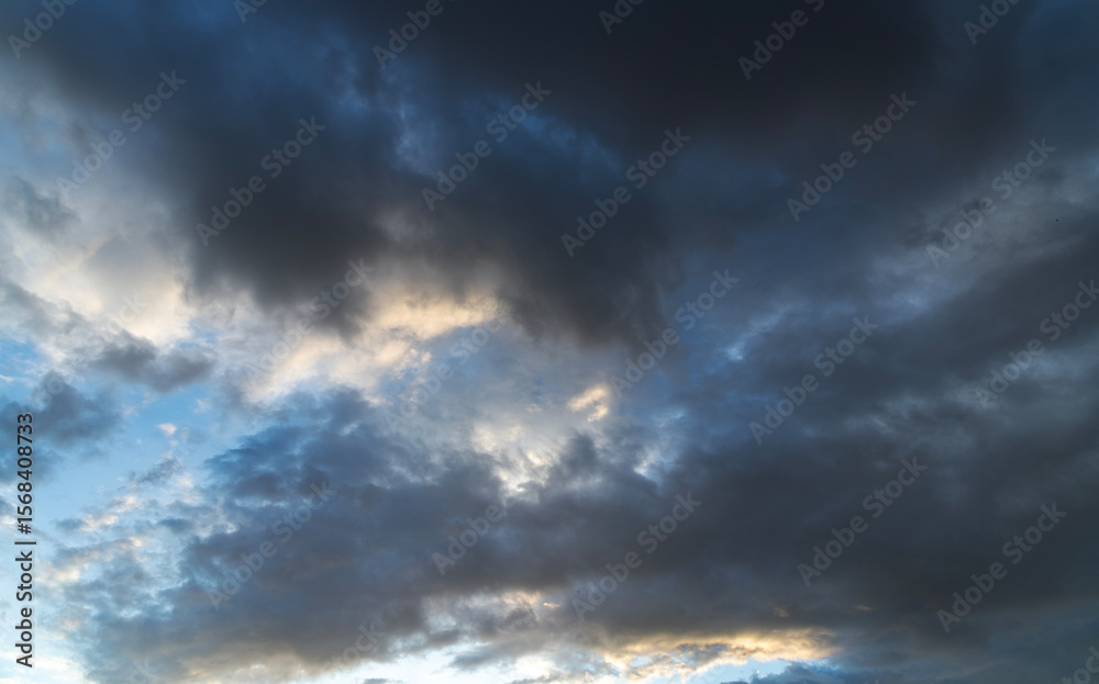 Obraz premium Beautiful bright sunset sky background with clouds. Evening time.