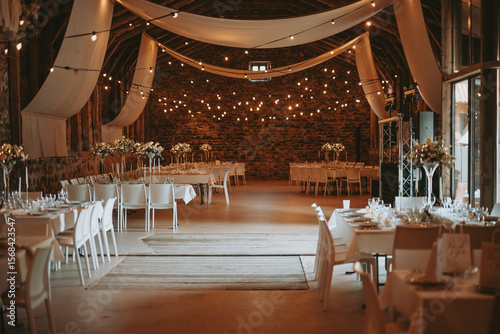 Une salle de réception de mariage dans une grange
