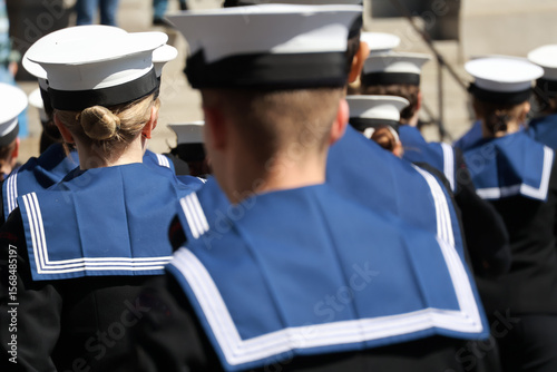 Schilderij op canvas Navy sailors in uniform with their backs to camera Uniformed Heads and Hats from