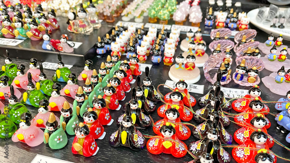 Fototapeta premium きれいに並べられた色鮮やかなひな祭りのミニチュアガラス人形