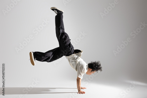 躍動感あふれるブレイクダンスのスタジオショット