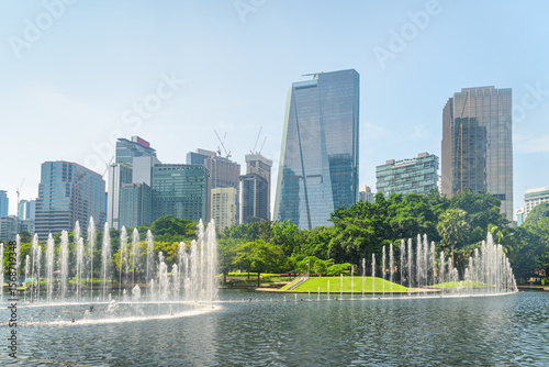 Canvas Print Scenic fountains in a green urban park of Kuala Lumpur