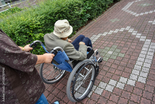 高齢者の介護　車椅子と女性
