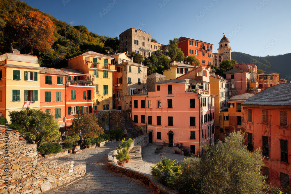 Obraz premium capture essence of italys vibrant lifestyle showcasing its historical cities and stunning architecture