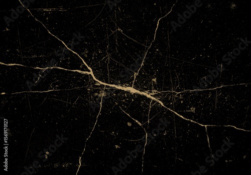 검은 배경에 금빛 금이 가는 듯한 독특한 질감의 추상 이미지