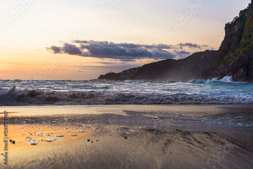 Photos Aussicht auf den Sonnenuntergang bei rauem Wellengang am Kelingking Strand auf Bali in Indonesien