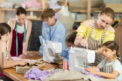 Girl children help each other make dresses, sewing courses for children, and optional extracurricular activities. ..