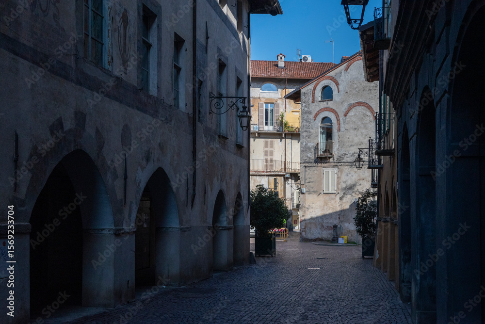 Obraz premium Esterno giorno di tipico paese italiano. Centro storico con strada e case antiche.