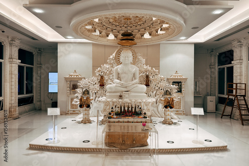 Photos White marble Jain Tirthankara statues and spiritual saint idol in a modern Jain temple museum setting, symbolizing peace, non-violence, and meditation in Indian spiritual culture