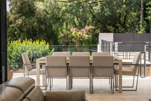 Salle    manger ext  rieure moderne entour  e de verdure