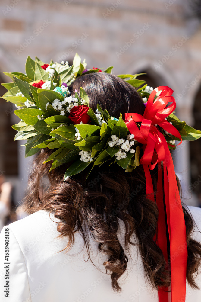 Naklejka premium Graduate Woman with Laurel Wreath and Red Roses