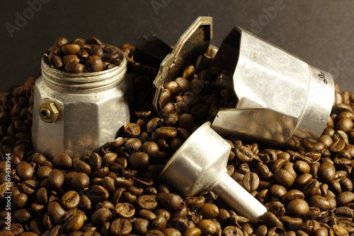 chicchi di caffè con caffettiera
