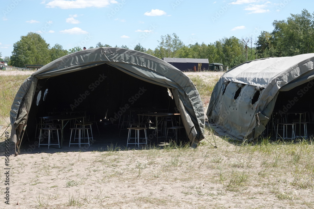 Obraz premium Namioty wojskowe na poligonie podczas ćwiczeń