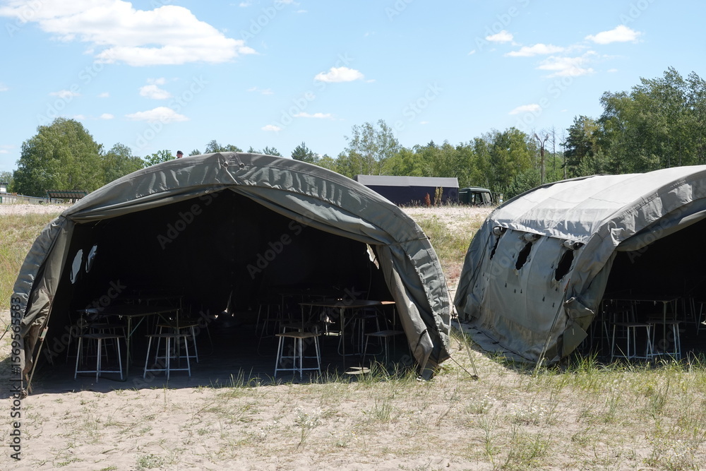 Fototapeta premium Namioty wojskowe na poligonie podczas ćwiczeń