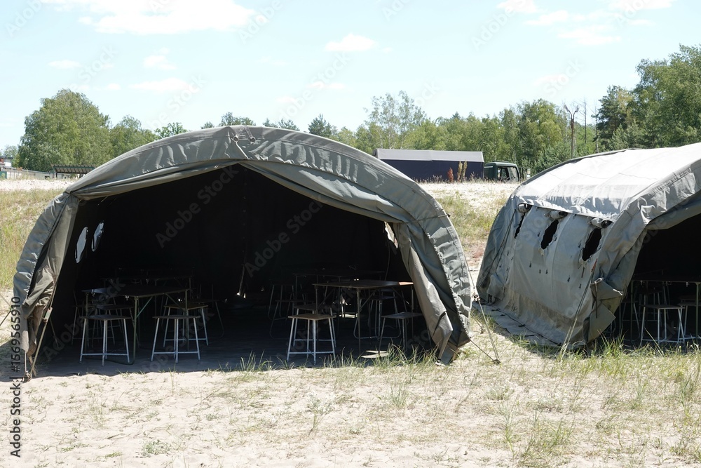 Obraz premium Namioty wojskowe na poligonie podczas ćwiczeń