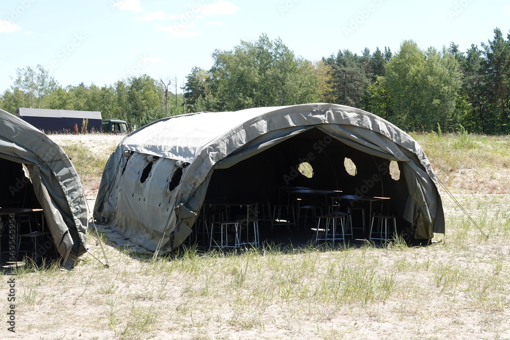 Fototapeta premium Namioty wojskowe na poligonie podczas ćwiczeń