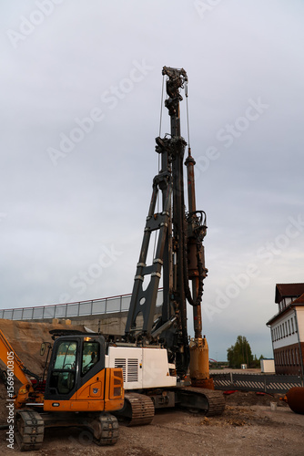 Ein Bohrgerät für Senkkästen an einer Baustelle.