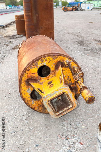 Ein Bohrgerät für Senkkästen an einer Baustelle.