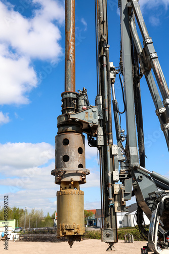 Ein Bohrgerät für Senkkästen an einer Baustelle.