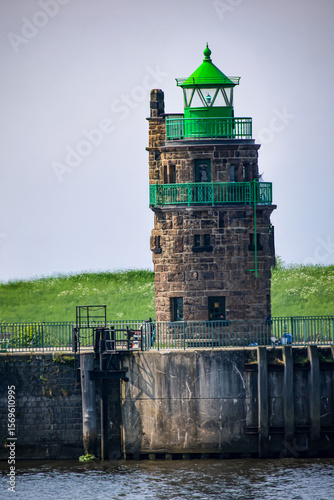 Ein Leuchtfeuer an einem Hafen.