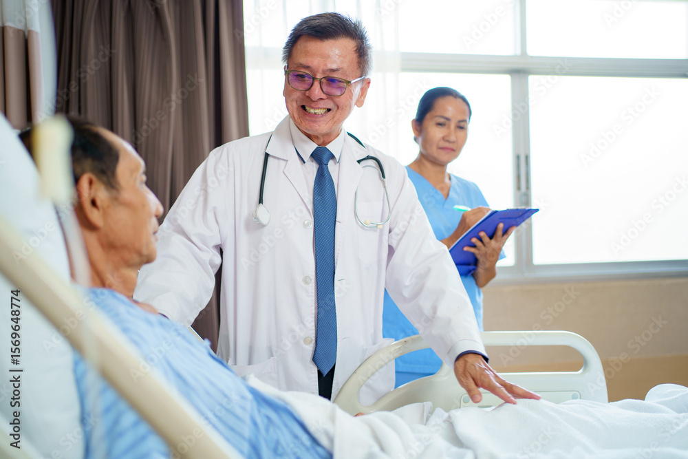 Obraz premium Doctor and nurse visit elderly male patient in recovery ward in hospital.