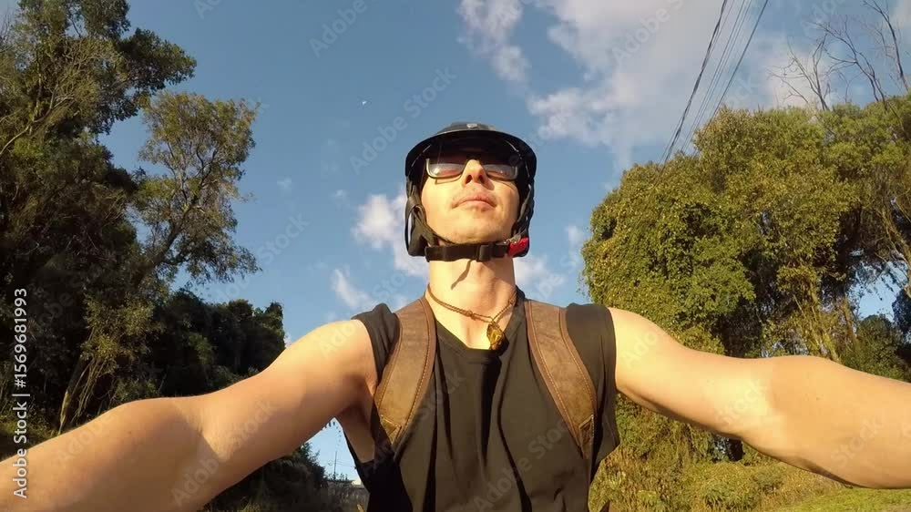 homem ciclista anda de bicicleta