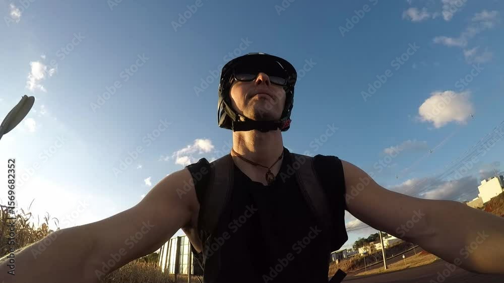 homem ciclista anda de bicicleta