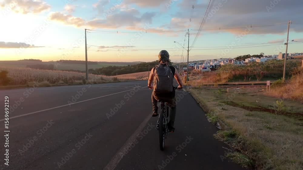 homem ciclista anda de bicicleta no pôr do sol 